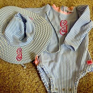 RuffleButts Seersucker Long Sleeve Swim with matching hat - monogram “g” size 3T
